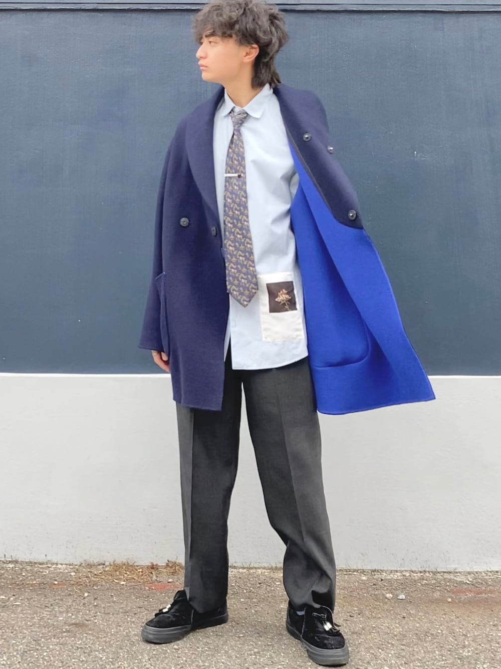 「春服デビュー宣言、キレイめ、きれいめカジュアル、大学生、低身長、低身長コーデ、163cm、スラックス、シャツスタイル、ネクタイ、コート、ブルー、サックスブルー、グレー」｜「古着のダークグレーチェックストレートパンツ（スラックス、グレー系）」を使った、ざわ_低身長男子styleさん（骨格ストレート・メンズ・163cm）の春コーディネートの1枚目の写真
