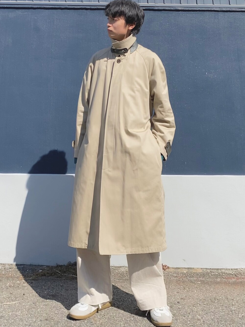 ステンカラーコートを使った「オフホワイト」のメンズ人気