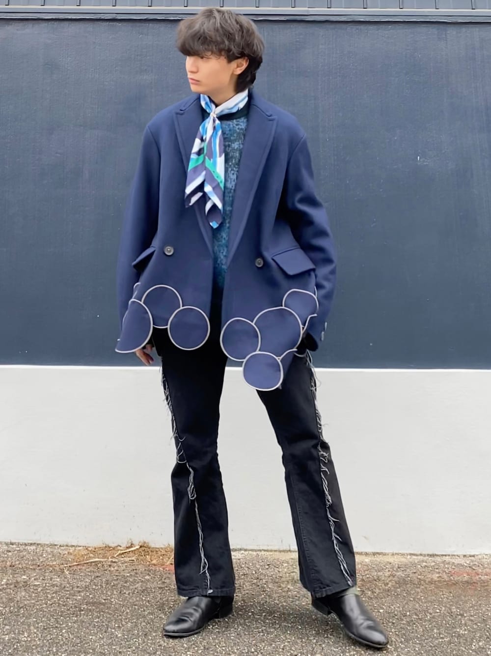 「ハーフコート、ニット、フレアパンツ、デニムパンツ、スカーフ、大人カジュアル、キレイめ、ブルー、グリーン、ブラック、低身長、低身長コーデ、大学生、冬コーデ、ビッグシルエット」｜「kolorのアイテム（ジャケット/アウター、ブルー系）」を使った、ざわ_低身長男子styleさん（骨格ストレート・メンズ・163cm）の冬コーディネートの1枚目の写真
