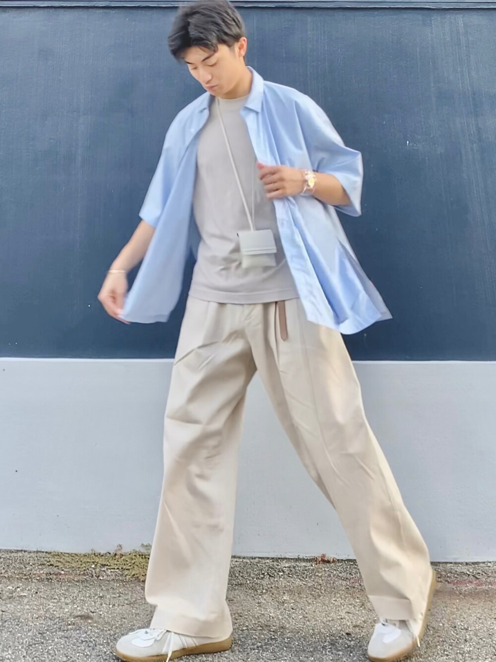 「シンプル、ベージュ、オフホワイト、低身長、低身長コーデ、大学生、サックスブルー、ワイドパンツ、きれいめカジュアル、ラフ、リラックススタイル、シャツ」｜「WYM LIDNMの【WYM LIDNM】HARD GABA LOOSE FIT TROUSERS（その他パンツ、ホワイト系）」を使った、ざわ_低身長男子styleさん（メンズ・163cm）の秋コーディネートの1枚目の写真