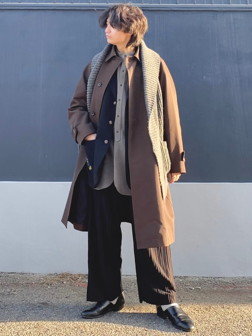 「春服デビュー宣言、今日のコーデ、コート、プリーツパンツ、革靴、ジャケット、シャツスタイル、メンズファッション、きれいめカジュアル、キレイめ、レイヤードスタイル、ブラック、ブラウン、低身長、163cm」｜「LOWRYS FARMのランダムプリーツパンツ　878439（その他パンツ、ブラック系）」を使った、ざわ_低身長男子styleさん（骨格ストレート・メンズ・163cm）の春コーディネートの1枚目の写真