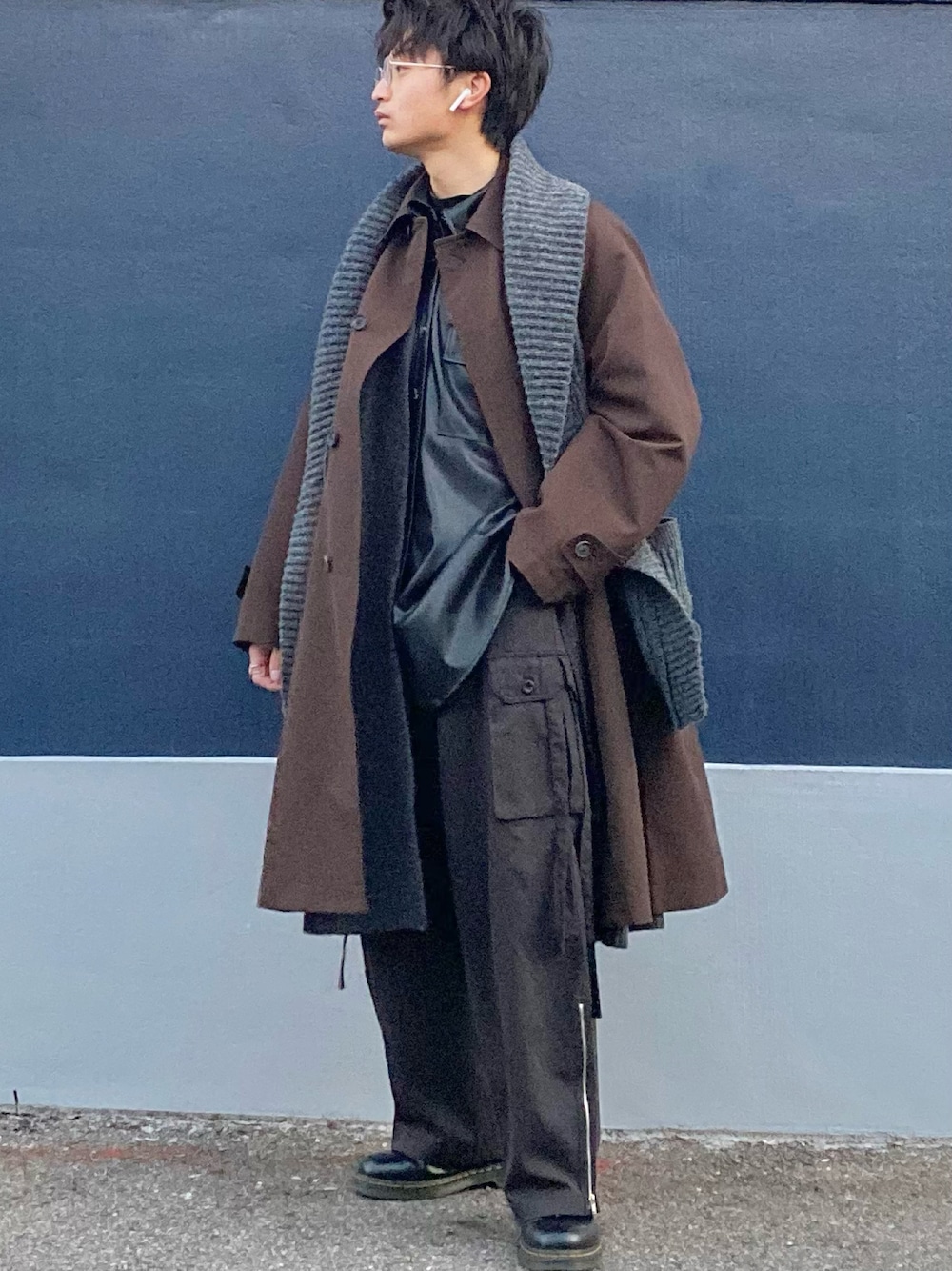 「大人カジュアル、ビッグシルエット、きれいめカジュアル、ブラック、シャツスタイル、レイヤードスタイル、ビックシルエット、カーディガン、ブラウン、グレー、大学生、低身長、相互フォロー、モード、UNIQLO」｜「Dr. MartensのDr.Martens / 1460 8EYEBOOT_mtn（ブーツ、ブラック系）」を使った、ざわ_低身長男子styleさん（メンズ・163cm）の冬コーディネートの1枚目の写真