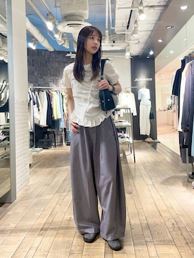 「JEANASIS（ジーナシス）のバックタックコクーンパンツ/663465（スラックス、グレー系）」を使った、フィーさん（レディース・164cm）の夏コーディネート