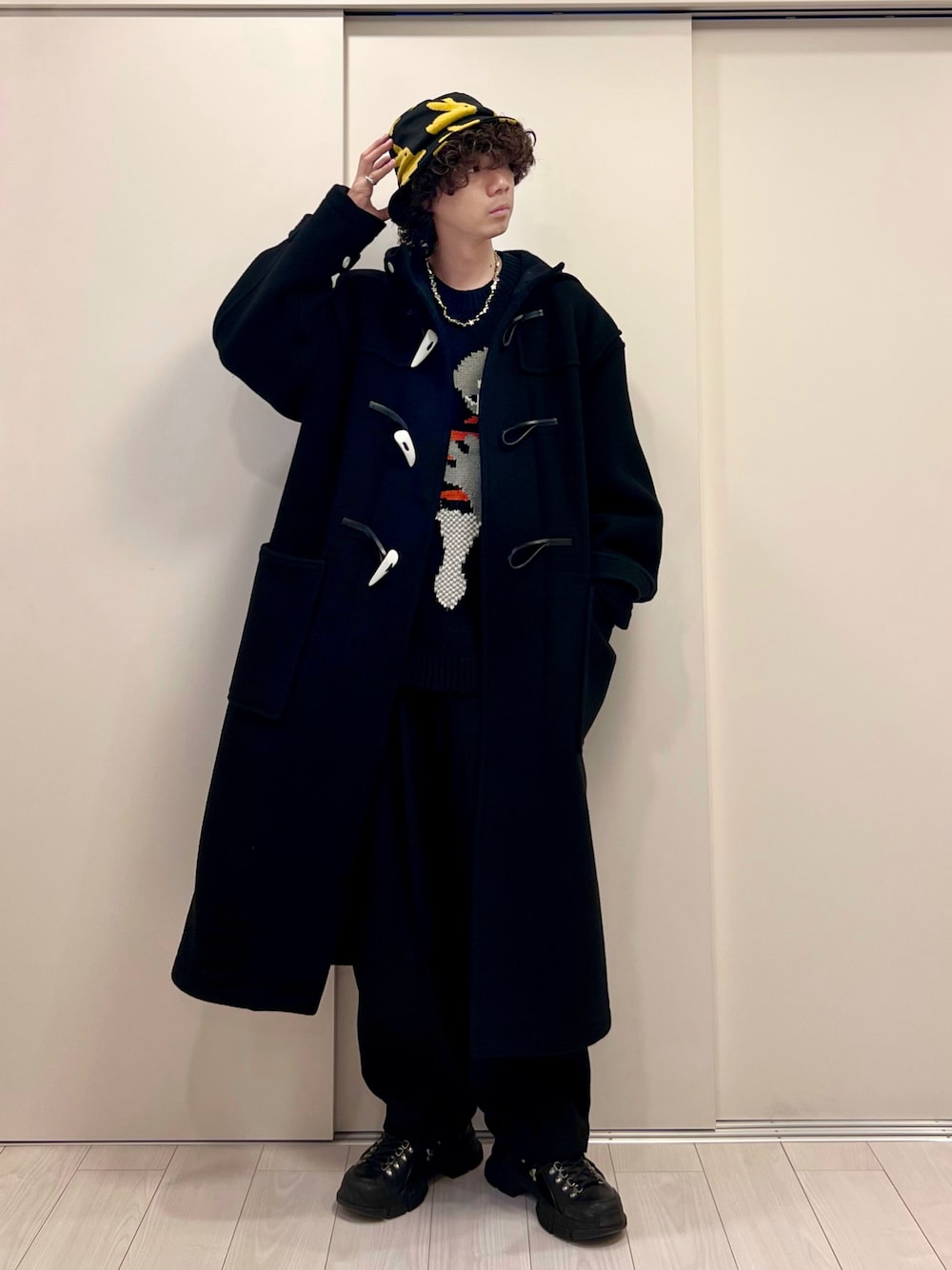 HYKEのダッフルコート（ブラック系）を使った人気ファッション