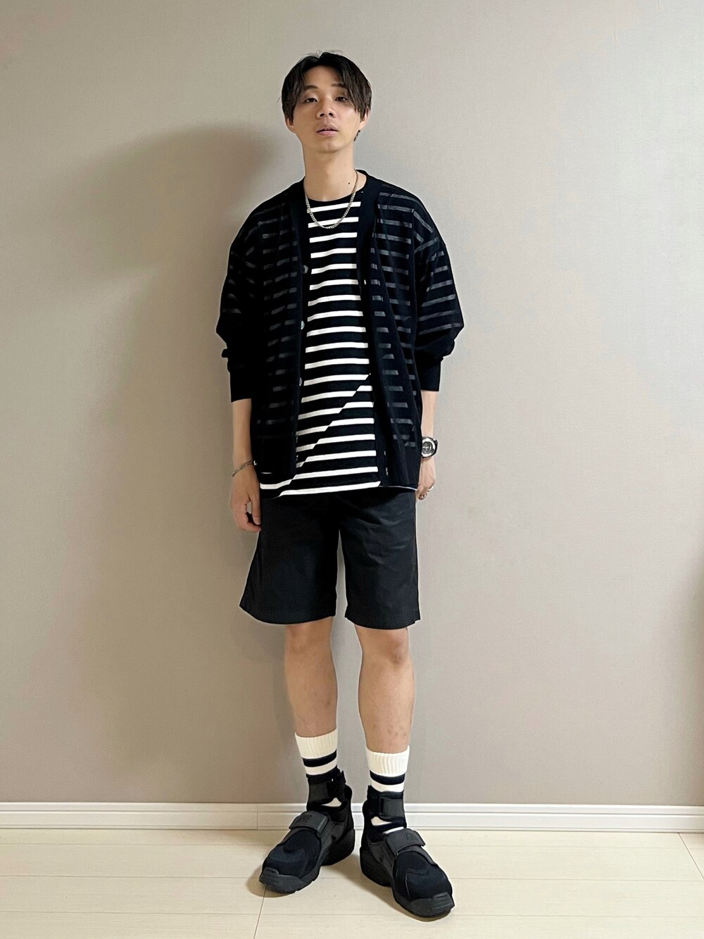 「カーティガン、Tシャツ、ボーダー、ボーダートップス、ショートパンツ、スニーカー、休日スタイル、初夏コーデ、モノトーン、NIKE」｜「LAD MUSICIANのアイテム（パンツ、ブラック系）」を使った、Honeyさん（メンズ・176cm）の春コーディネートの1枚目の写真