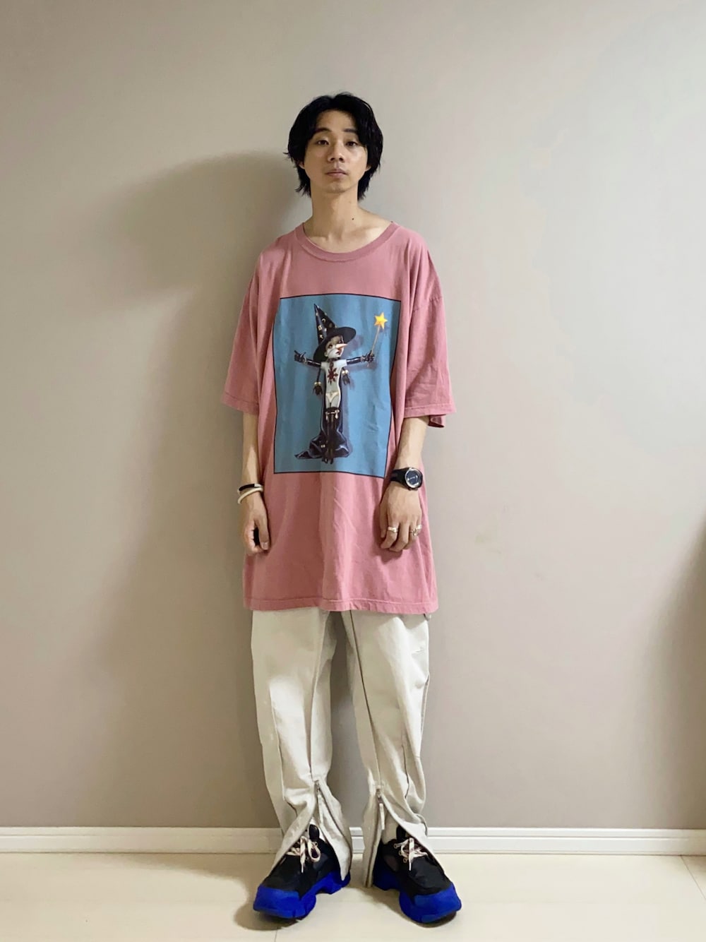 「夏コーデ、ピンク、厚底シューズ、パラシュートパンツ、シンプルコーデ、ラフ、オーバーサイズ、ビッグシルエット、スニーカー、KIDILL、EDWIN、GUCCI」｜「ISABEL MARANTのISABEL MARANT TILSEN コットン ミリタリーパンツ（その他パンツ、ベージュ系）」を使った、Honeyさん（メンズ・176cm）の夏コーディネートの1枚目の写真