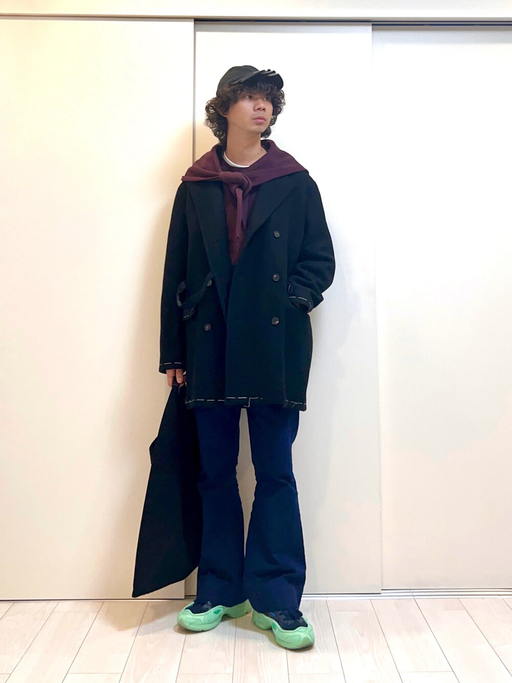 「冬コーデ、シンプルスタイル、レイヤードスタイル、ラフコーデ、パーカー、フレアパンツ、スニーカー、キャップ、トートバッグ、カジュアルコーデ、BALENCIAGA、adidas」｜「RAF SIMONS (RUNNER)のPHARAXUS（スニーカー、ブルー系）」を使った、Honeyさん（メンズ・176cm）の冬コーディネートの1枚目の写真