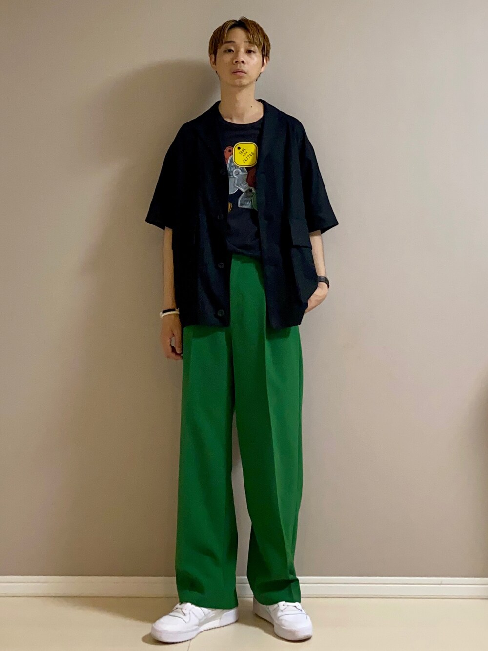 「シャツジャケット、tシャツ、ワイドパンツ、カラーパンツ、スニーカー、夏コーデ、N.HOOLYWOOD、Maison Margiela、maisonspecial、adidas」｜「MAISON SPECIALの《ユニセックスアイテム》マルチファブリック1タックイージーカラーワイドパンツ 【MAISON SPECIAL/メゾンスペシャル】（スラックス、グリーン系）」を使った、Honeyさん（メンズ・176cm）の夏コーディネートの1枚目の写真