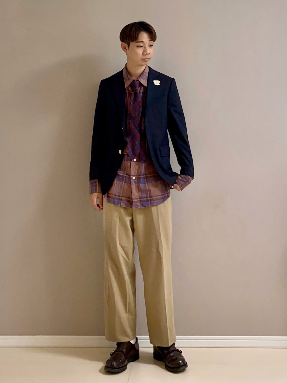「ジャケット、チェック、ネクタイ、ベージュ、チノパン、きれいめカジュアル、秋コーデ、ワイドパンツ、green label relaxing、used」｜「GUCCIのダブルモンクシューズ（ドレスシューズ、ブラウン系）」を使った、Honeyさん（メンズ・176cm）の秋コーディネートの1枚目の写真
