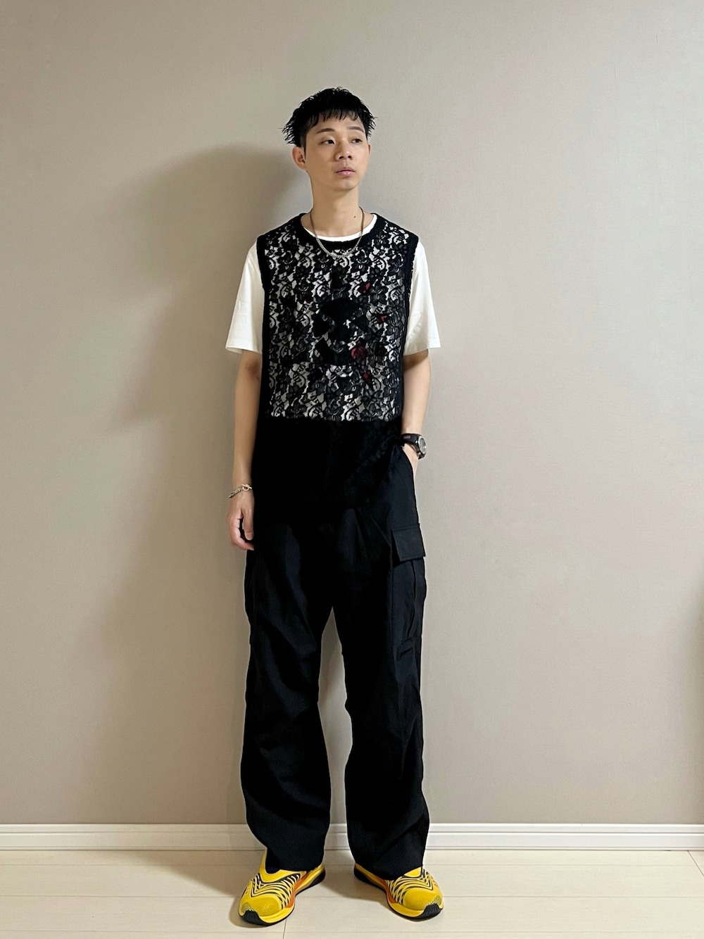 「白Tシャツ、みんなの白Tフェス、レース、レーストップス、スニーカー、シンプル、カジュアルコーデ、ワイドパンツ、カーゴパンツ、モノトーン、モード、スニーカーコーデ」｜「GUCCIのアイテム（スニーカー、イエロー系）」を使った、Honeyさん（メンズ・176cm）の夏コーディネートの1枚目の写真