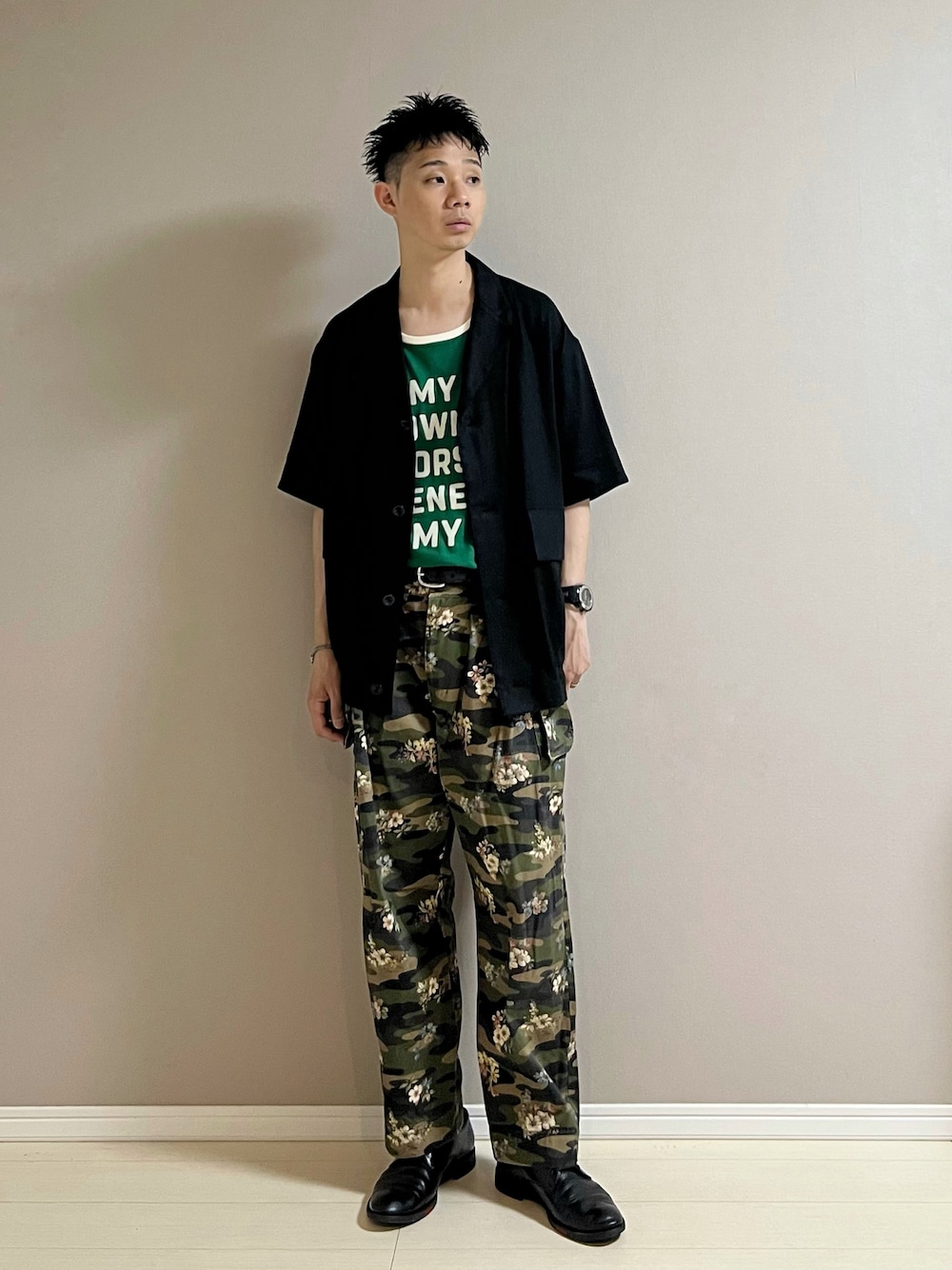 「シャツ、シャツスタイル、シャツジャケット、Tシャツ、カーゴパンツ、カモフラ、革靴、リネン、夏コーデ、グリーン、カジュアル、半袖シャツ」｜「GUCCIのプレーントゥシューズ（ドレスシューズ、ブラック系）」を使った、Honeyさん（メンズ・176cm）の夏コーディネートの1枚目の写真
