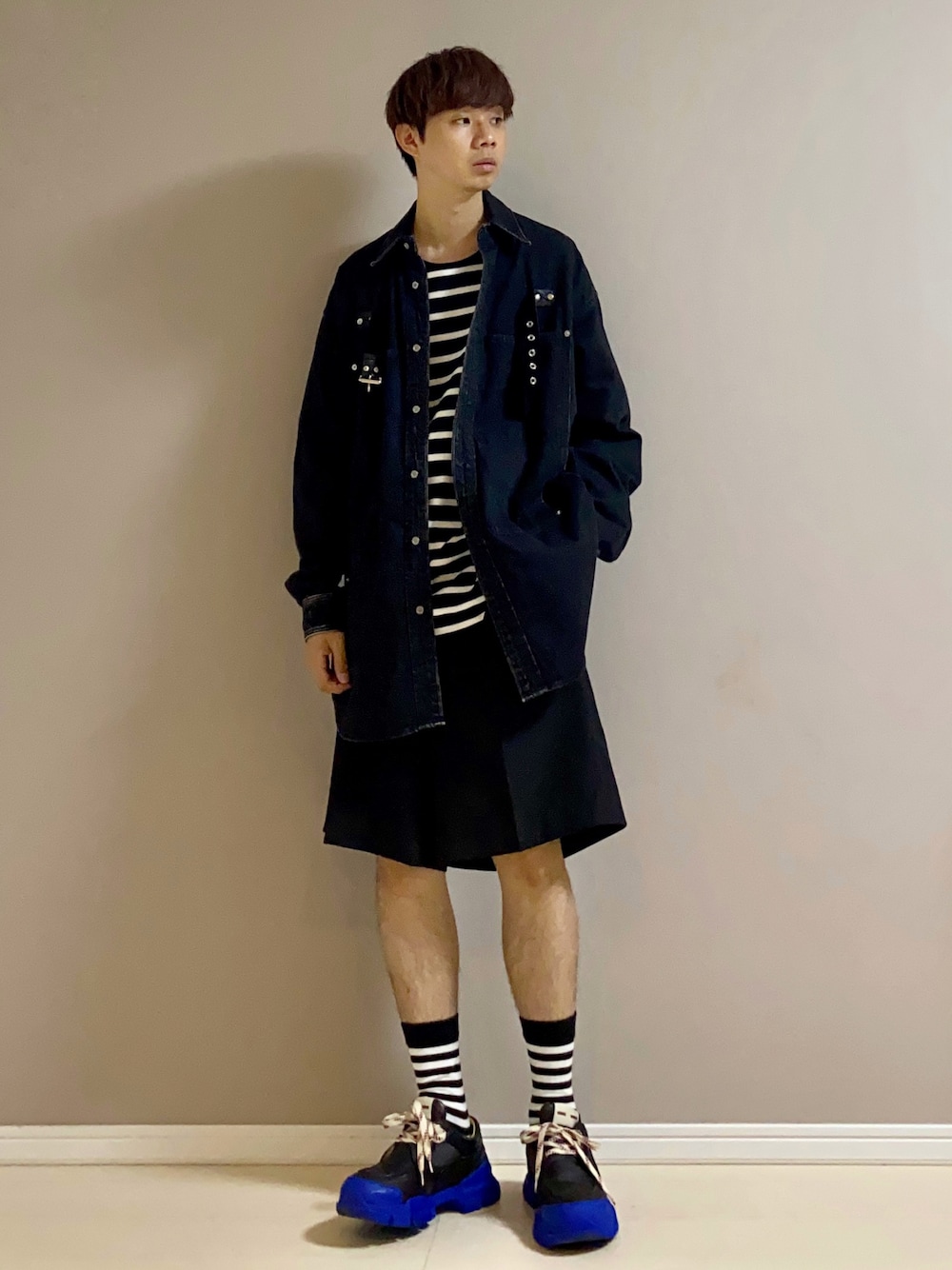 「デニムシャツ、ボーダー、ハーフパンツ、厚底シューズ、モード、秋トレンド2021、秋のコーデ、ビッグシルエット、モノトーン」｜「GUCCIのアイテム（スニーカー、ブラック系）」を使った、Honeyさん（メンズ・176cm）の秋コーディネートの1枚目の写真
