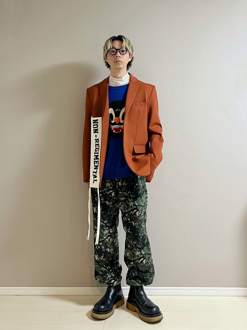 「アイウェア、ジャケット、ニット、レーストップス、フリース、ブーツ、メガネ男子、休日スタイル、きれいめカジュアル、冬を彩る色いろコーデ」｜「BOTTEGA VENETAのANKLE BOOTS（ブーツ、ブラック系）」を使った、Honeyさん（メンズ・176cm）の冬コーディネートの1枚目の写真