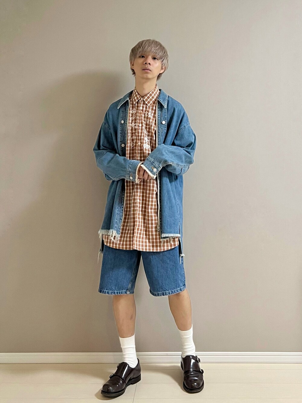 「デニムジャケット、チェックシャツ、ロングシャツ、デニム、デニムパンツ、革靴、秋コーデ、シンプルスタイル、ゆるコーデ、デニムオンデニム、iroquois、Stella McCartney、A.P.C.、GUCCI」｜「GUCCIのダブルモンクシューズ（ドレスシューズ、ブラウン系）」を使った、Honeyさん（メンズ・176cm）の秋コーディネートの1枚目の写真