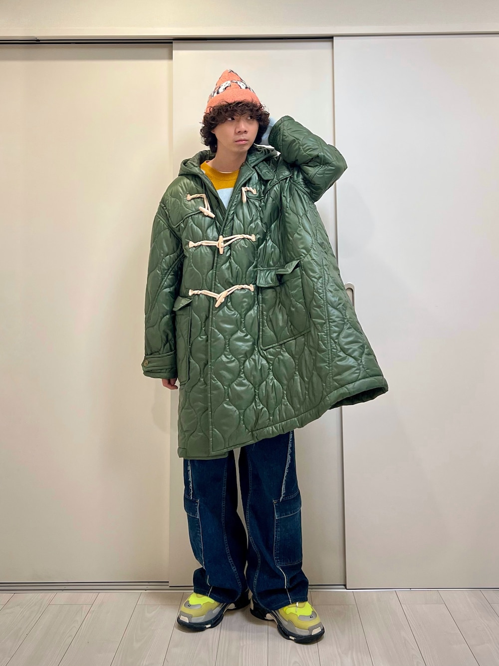 「冬コーデ、クリスマスに着たい服、マイベストコーデ2024、カジュアルコーデ、デニムコーデ、リラックススタイル、冬服、スニーカーコーデ、ビーニー、ニット、キルティングコート、ロングコート、スニーカー」｜「yoshiokuboのYOSHIO KUBOGROUNDFLOOR/ヨシオ クボ グランドフロアー/QUILTING DUFFLE COAT（ダッフルコート、グリーン系）」を使った、Honeyさん（メンズ・176cm）の冬コーディネートの1枚目の写真