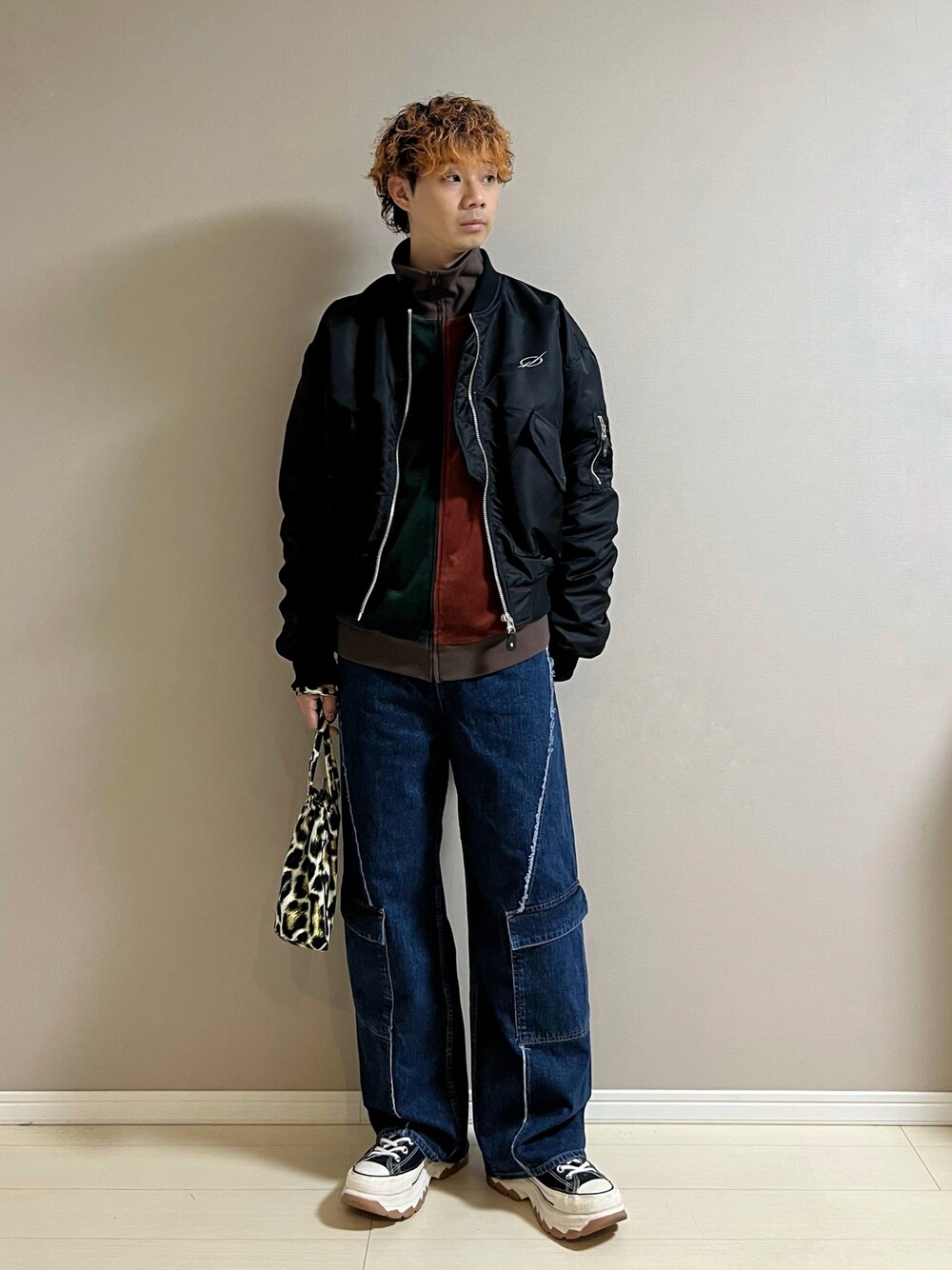 「MA-1、トラックジャケット、ベロア、デニム、デニムパンツ、スニーカー、厚底シューズ、ミニバッグ、レオパード、休日スタイル、冬コーデ、ワイドパンツ」｜「CONVERSEのconverse コンバース AS 100 TREKWAVE HI オールスター 100 トレックウエーブ HI 31307101 BLACK（スニーカー、ブラック系）」を使った、Honeyさん（メンズ・176cm）の冬コーディネートの1枚目の写真