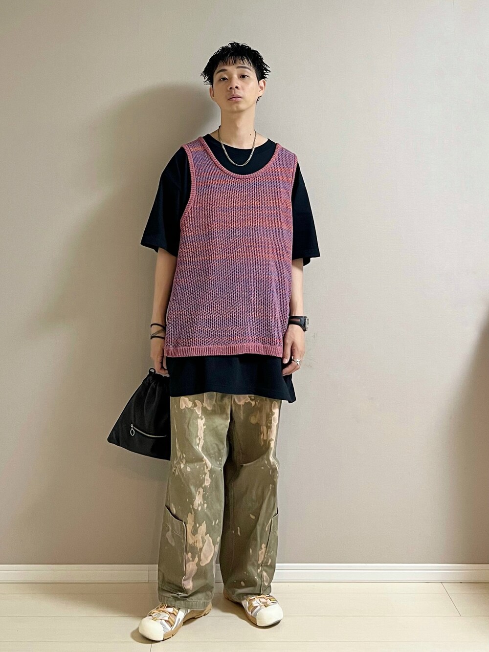 「Tシャツ、ベスト、カーゴパンツ、サンダル、巾着バッグ、ミニバッグ、休日スタイル、夏コーデ、ラフコーデ、ビッグシルエット、シンプルコーデ」｜「Y'sのアイテム（パンツ、グリーン系）」を使った、Honeyさん（メンズ・176cm）の夏コーディネートの1枚目の写真