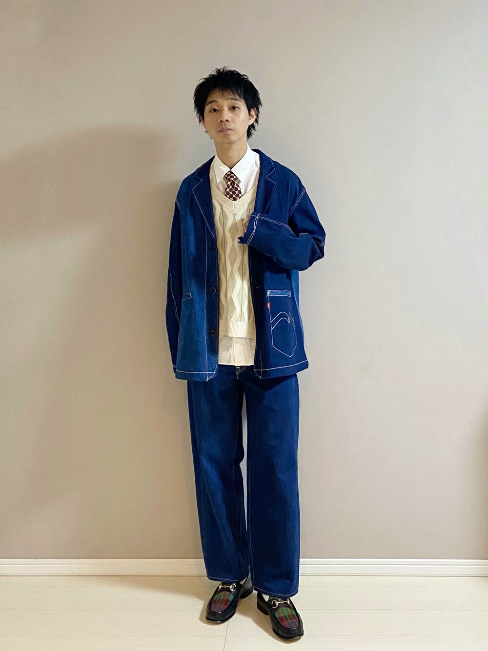 「セットアップ、白シャツ、ベスト、ネクタイ、ローファー、デニム、ロングコート、ビッグシルエット、Levi's、levisred、ganryu、green label relaxing、united arrows、GUCCI、SHIPS」｜「GUCCIのGucci - レザー＆ツイード ローファー - men - カーフレザー - 6.5（モカシン/デッキシューズ、ブラック系）」を使った、Honeyさん（メンズ・176cm）の冬コーディネートの1枚目の写真