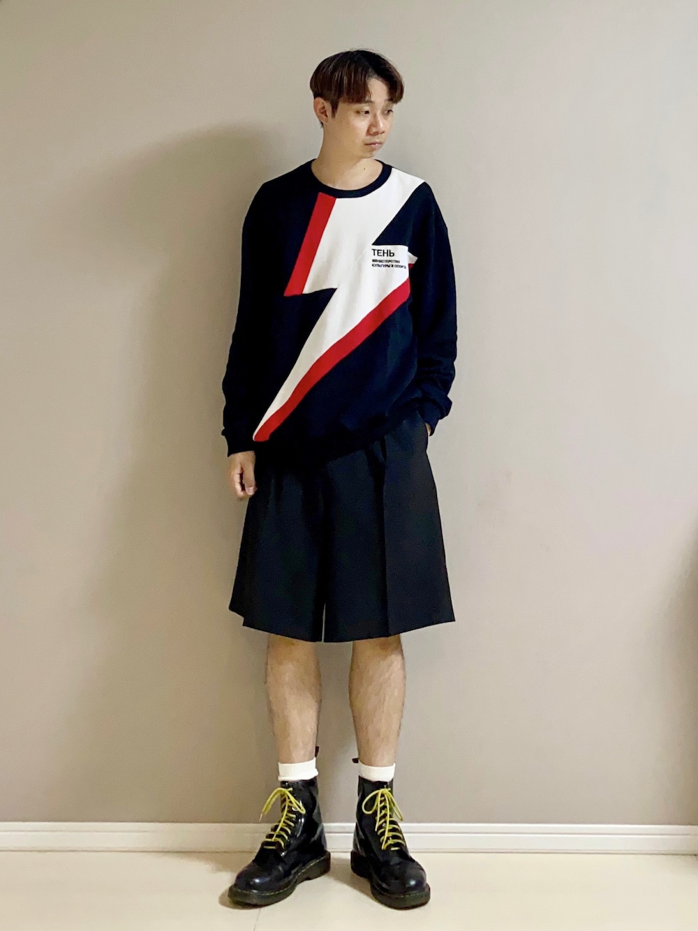 「秋コーデ、モノトーン、シンプル、スウェット、ハーフパンツ、ブーツ、T3CM、ADANS、Dr.Martens」｜「ADANSのADANS/アダンス/ハーフスラックス/HALF SLACKS（その他パンツ、ブラック系）」を使った、Honeyさん（メンズ・176cm）の秋コーディネートの1枚目の写真