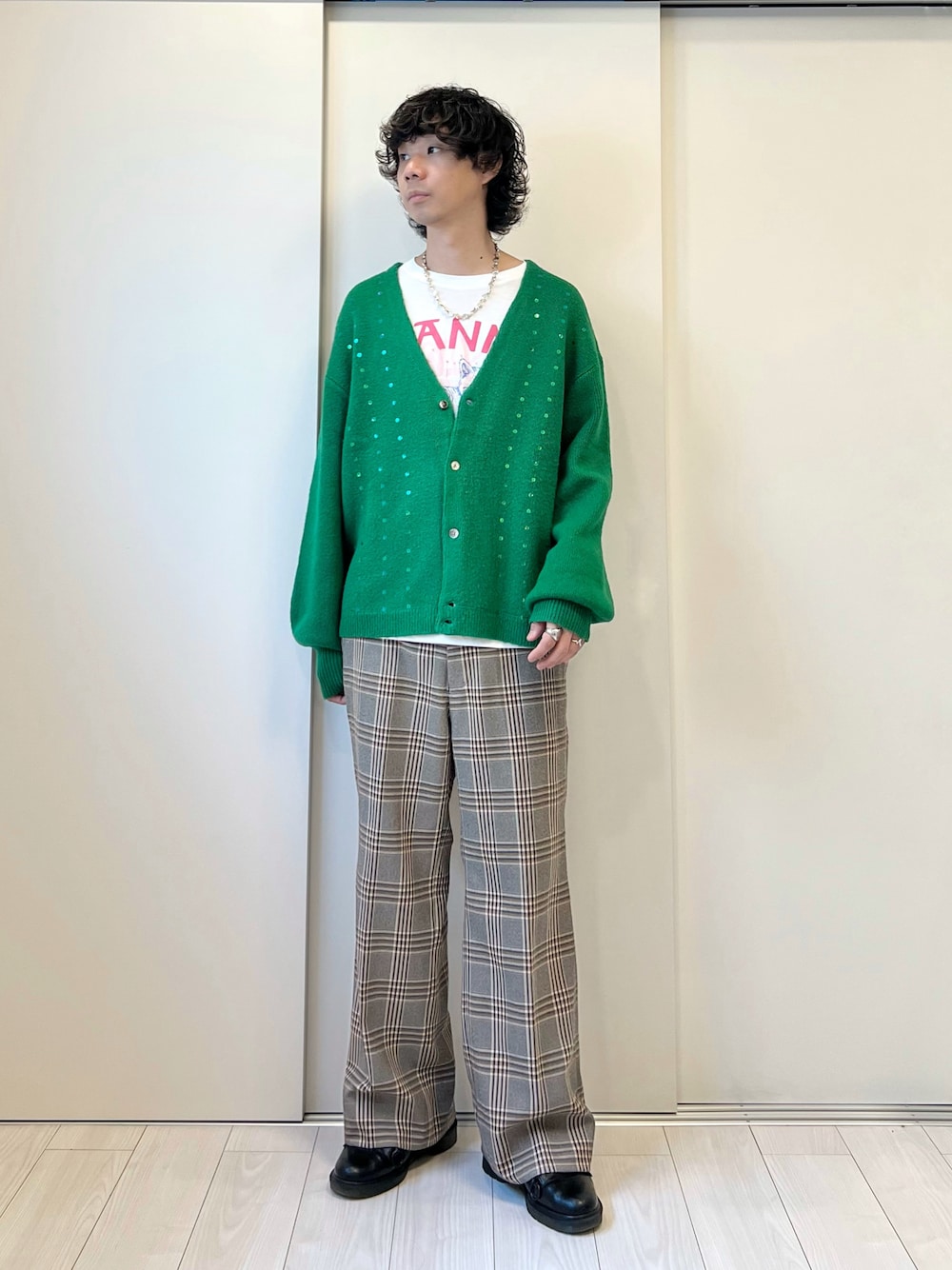 「休日スタイル、カーディガン、ロングTシャツ、ロンT、チェックパンツ、チェック、メンズファッション、シンプルコーデ、ゆるコーデ」｜「VAPORIZEのVAPORIZE / Spancole Cardigan（カーディガン/ボレロ、グリーン系）」を使った、Honeyさん（メンズ・176cm）の冬コーディネートの1枚目の写真