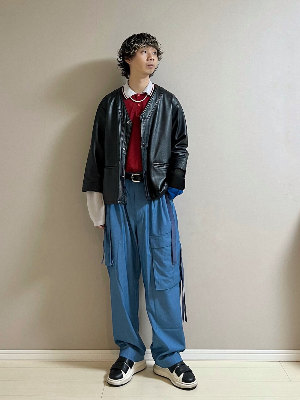 「レザージャケット、春アウター、ポロシャツ、カーゴパンツ、カラーパンツ、ワイドパンツ、スニーカー、厚底シューズ、休日スタイル、春コーデ、春色」｜「ToironierのToironier/トワロニエ/カーゴパンツ（カーゴパンツ、ブルー系）」を使った、Honeyさん（メンズ・176cm）の春コーディネートの1枚目の写真