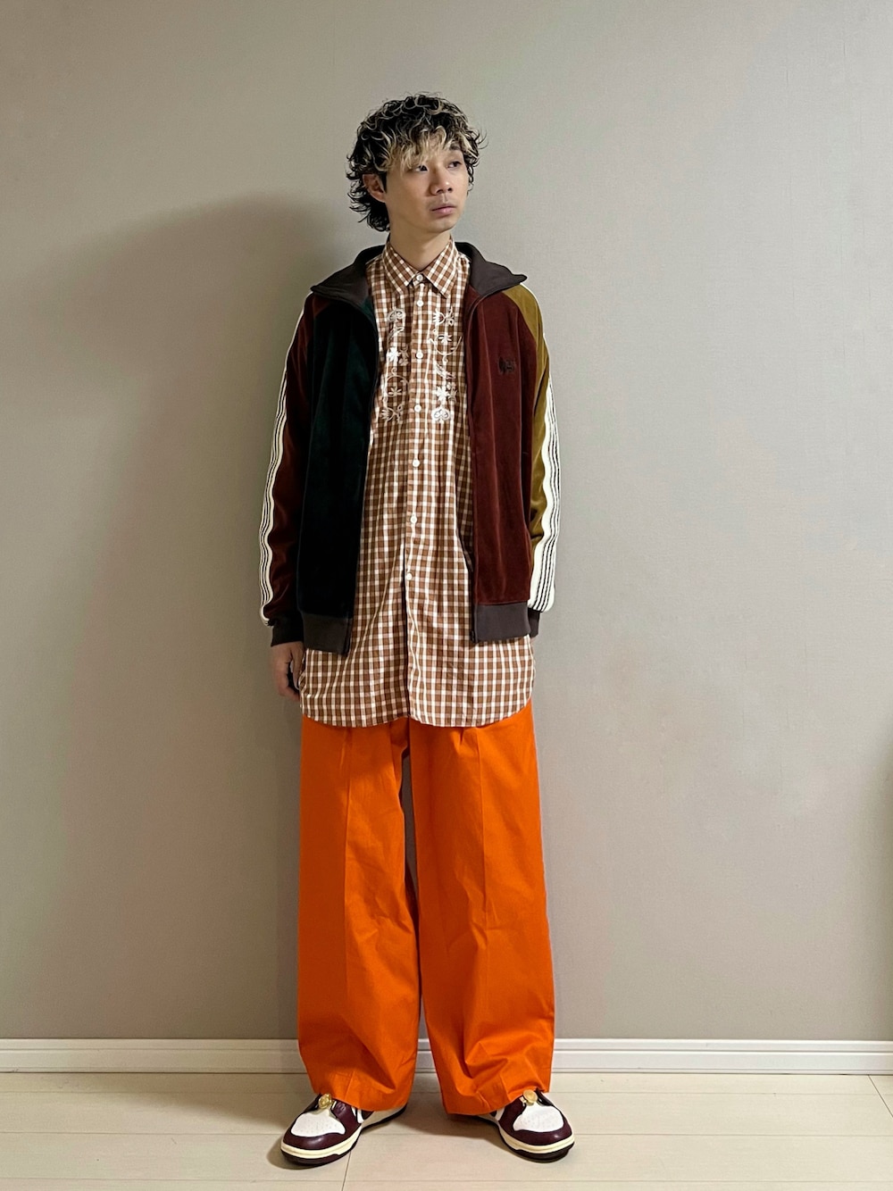「トラックジャケット、ベロア、チェック、チェックシャツ、ロングシャツ、ワイドパンツ、カラーパンツ、ビタミンカラー、スニーカー、NIKE、休日スタイル、春色」｜「STELLA McCARTNEYのアイテム（シャツ/ブラウス、ブラウン系）」を使った、Honeyさん（メンズ・176cm）の冬コーディネートの1枚目の写真