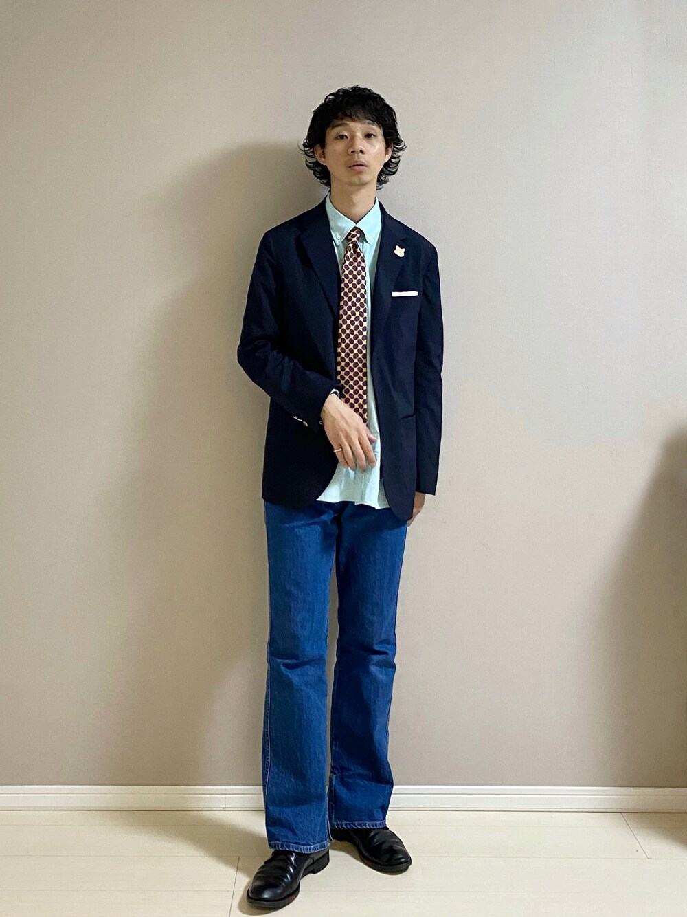 「ブレザー、ジャケット、シャツスタイル、ネクタイ、フレアパンツ、デニムパンツ、革靴、フォーマル、green label relaxing、united arrows、GUCCI、タイドアップ」｜「GUCCIのプレーントゥシューズ（ドレスシューズ、ブラック系）」を使った、Honeyさん（メンズ・176cm）の冬コーディネートの1枚目の写真