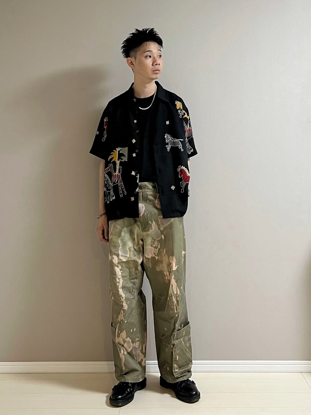 「柄シャツ、オープンカラーシャツ、半袖シャツ、古着MIX、カーゴパンツ、ワイドパンツ、革靴、夏コーデ、休日スタイル、used」｜「Y'sのアイテム（パンツ、グリーン系）」を使った、Honeyさん（メンズ・176cm）の夏コーディネートの1枚目の写真