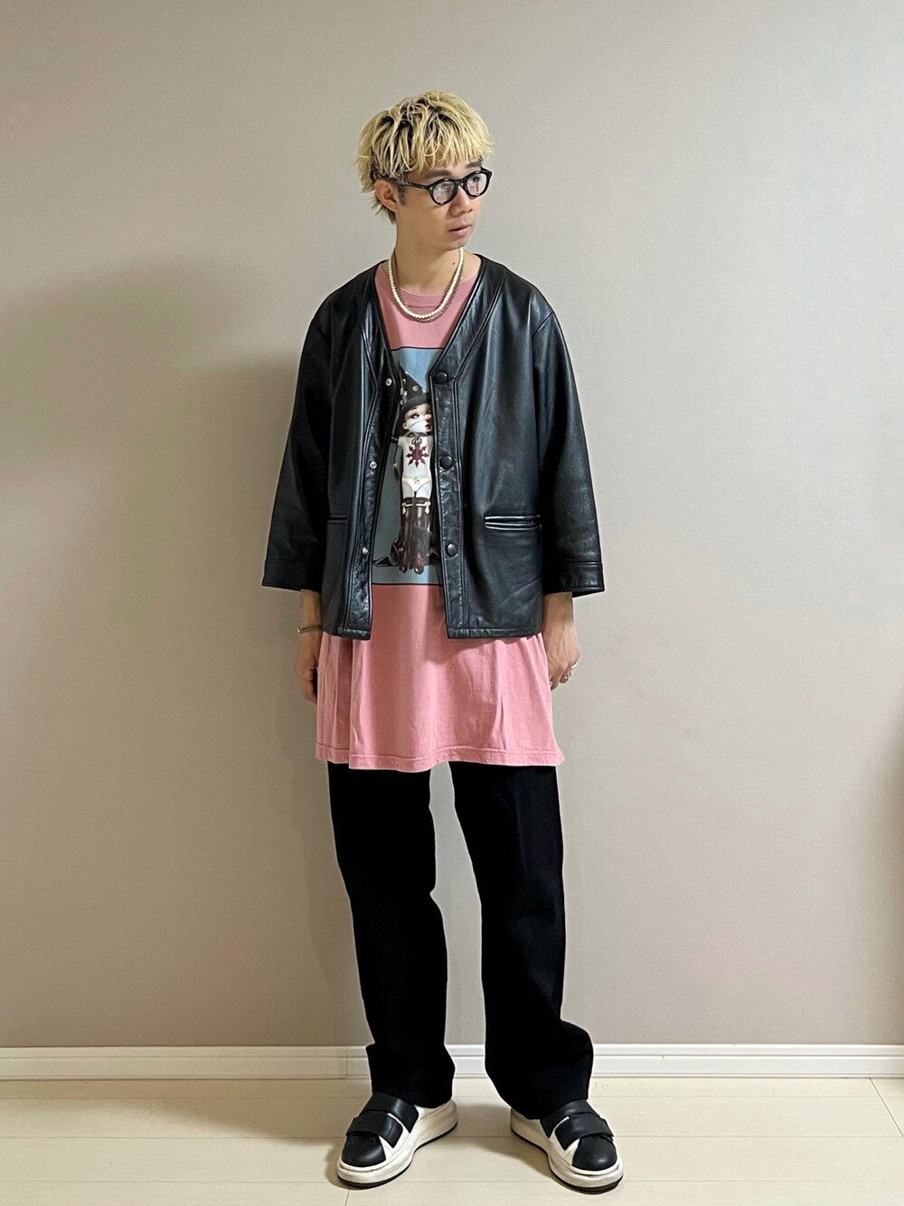 「アイウェア、メガネ男子、レザー、レザージャケット、Tシャツ、オーバーサイズ、ビッグシルエット、デニム、デニムパンツ、ワイドパンツ、スニーカー、秋コーデ、厚底シューズ、休日スタイル」｜「Alexander McQueenのAlexander McQueen - プラットフォームスニーカー - men - レザー/rubber - 40（スニーカー、ブラック系）」を使った、Honeyさん（メンズ・176cm）の秋コーディネートの1枚目の写真