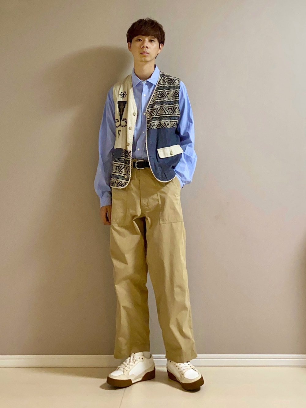 ベージュ系のその他パンツ、ホワイト系のスニーカーを着用したメンズの秋コーディネートの1枚目の写真