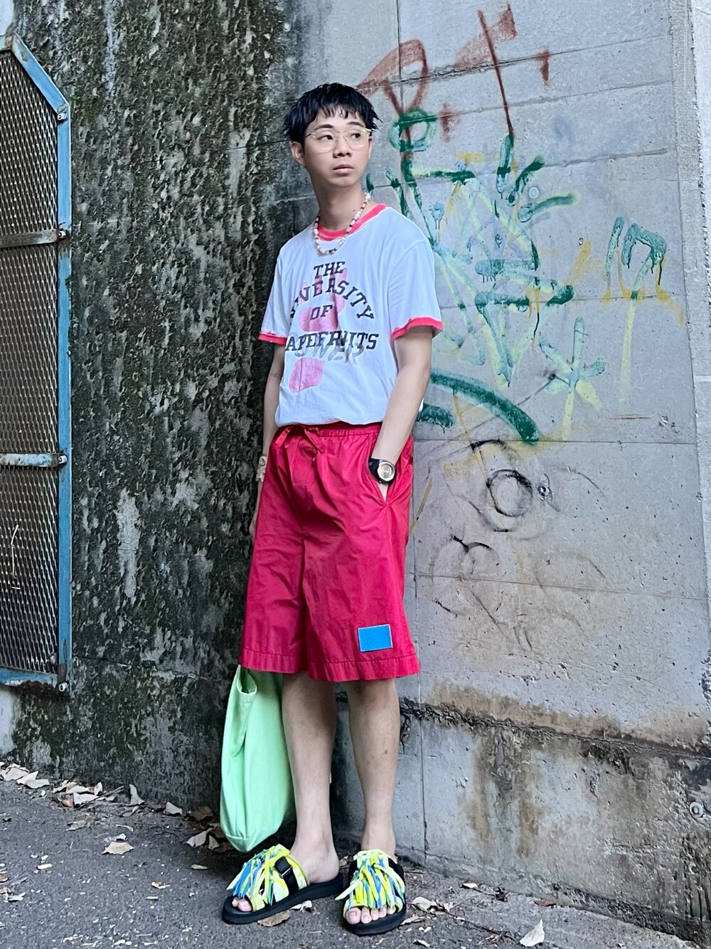 「Tシャツ、白Tシャツ、リンガーTシャツ、ショートパンツ、サンダル、トートバッグ、メガネ男子、タックイン、ラフ、夏コーデ、カジュアルコーデ、リラックススタイル」｜「ALANUIのMOTO FRINGED SUICOKE（サンダル、グリーン系）」を使った、Honeyさん（メンズ・176cm）の夏コーディネートの1枚目の写真