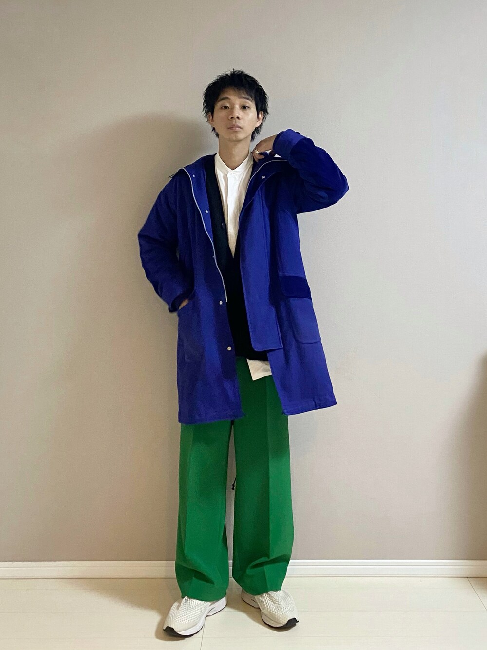 「モッズコート、カーディガン、バンドカラーシャツ、ワイドパンツ、スニーカー、ロングコート、休日スタイル、TSUMORI CHISATO、green label relaxing、+J、maisonspecial、asics、Vivienne Westwood、カラーパレット」｜「MAISON SPECIALの《ユニセックスアイテム》マルチファブリック1タックイージーカラーワイドパンツ 【MAISON SPECIAL/メゾンスペシャル】（スラックス、グリーン系）」を使った、Honeyさん（メンズ・176cm）の冬コーディネートの1枚目の写真