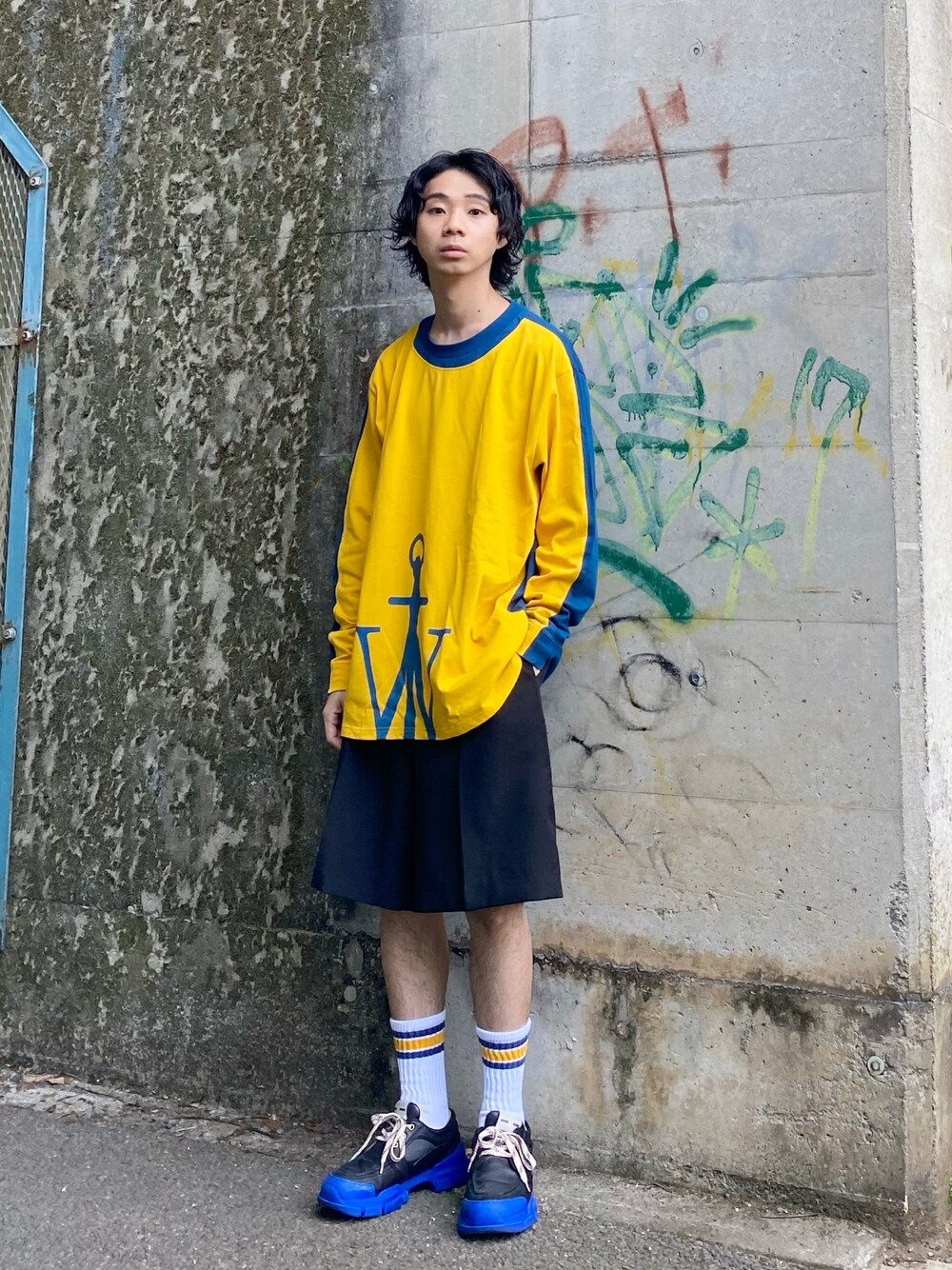 「ロンT、イエロー、ショートパンツ、イージーパンツ、ハーフパンツ、スニーカー、厚底シューズ、ビッグシルエット、シンプル、リラックススタイル、春コーデ、JWANDERSON、ADANS、GUCCI」｜「JW AndersonのHALF ANCHOR LS T SHIRT（Tシャツ/カットソー、イエロー系）」を使った、Honeyさん（メンズ・176cm）の春コーディネートの1枚目の写真
