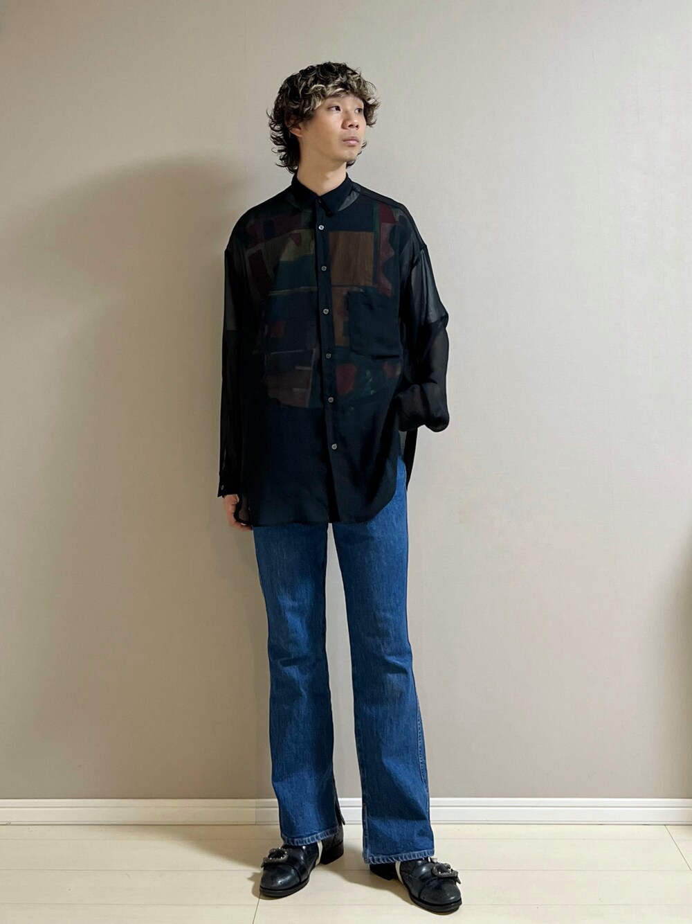 「シアーシャツ、シャツスタイル、シャツ、Tシャツ、デニム、デニムパンツ、革靴、春のNewスタイル、休日スタイル、カジュアルコーデ、シンプルコーデ」｜「green label relaxingのレディ デニム  パンツ（デニムパンツ、ブルー系）」を使った、Honeyさん（メンズ・176cm）の春コーディネートの1枚目の写真