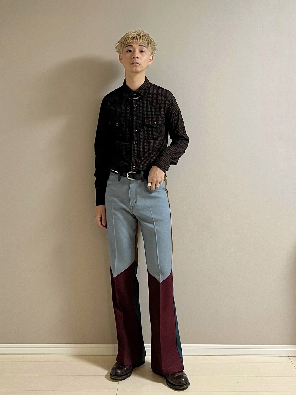 「シャツスタイル、シャツ、タックイン、フレアパンツ、休日スタイル、シンプルスタイル、秋服準備はじめました、革靴、秋コーデ、秋色」｜「GUCCIのダブルモンクシューズ（ドレスシューズ、ブラウン系）」を使った、Honeyさん（メンズ・176cm）の夏コーディネートの1枚目の写真