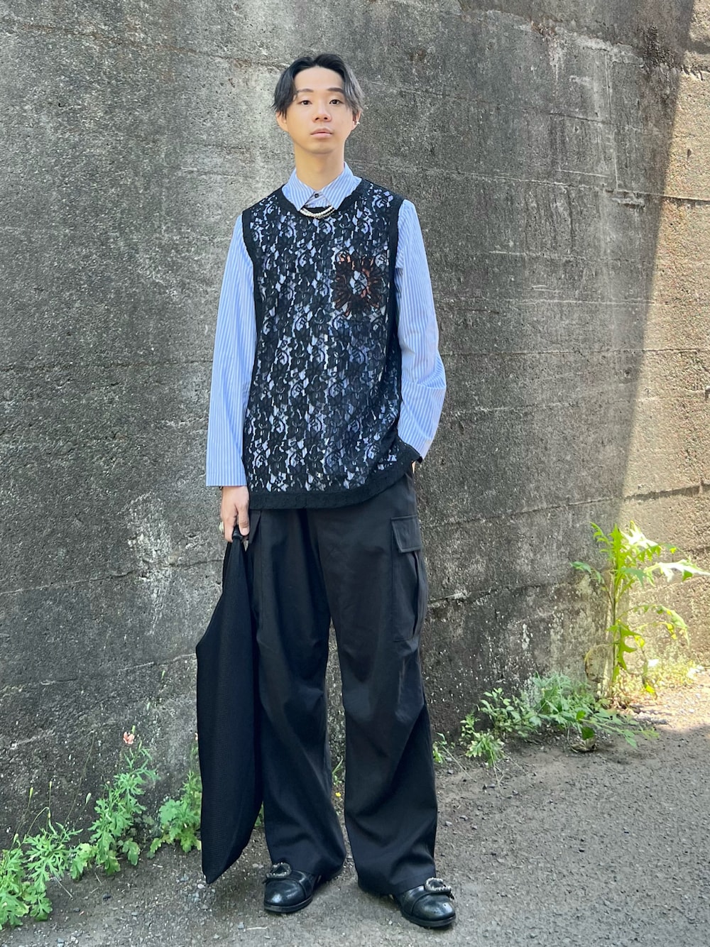 「ストライプシャツ、レース、ベスト、タンクトップ、カーゴパンツ、革靴、春夏コーデ、お出かけコーデ日記、休日スタイル、シャツスタイル、Dhruvkapoor、juha、GUCCI、MM6」｜「juhaのTROPICAL WOOL OVER PANTS（カーゴパンツ、ブラック系）」を使った、Honeyさん（メンズ・176cm）の春コーディネートの1枚目の写真