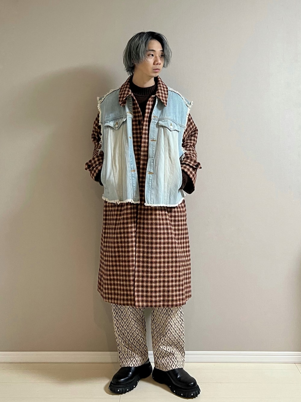 「コート、ニット、ベスト、ニットパンツ、ミュール、チェック、厚底シューズ、レイヤードスタイル、SHIPS、factotum、iroquois、JOURNAL STANDARD relume、PHILEO」｜「SHIPSのSU: ビッグシルエット MOON ステンカラー コート（ステンカラーコート、オレンジ系）」を使った、Honeyさん（メンズ・176cm）の冬コーディネートの1枚目の写真