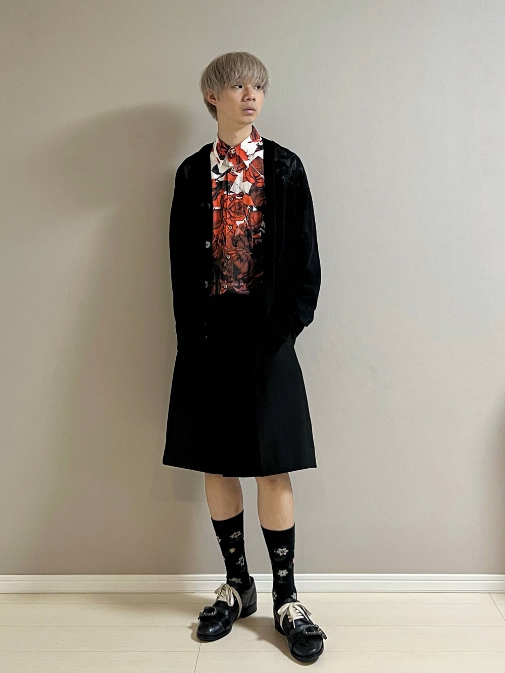 「カーディガン、柄シャツ、シャツ、ハーフパンツ、革靴、秋コーデ、モノトーン、モード、花柄、MONKEY TIME、Paul Smith、ADANS、GUCCI」｜「GUCCIのGucci - Queercore ウイングチップシューズ - men - カーフレザー - 9.5（パンプス、ブラック系）」を使った、Honeyさん（メンズ・176cm）の秋コーディネートの1枚目の写真