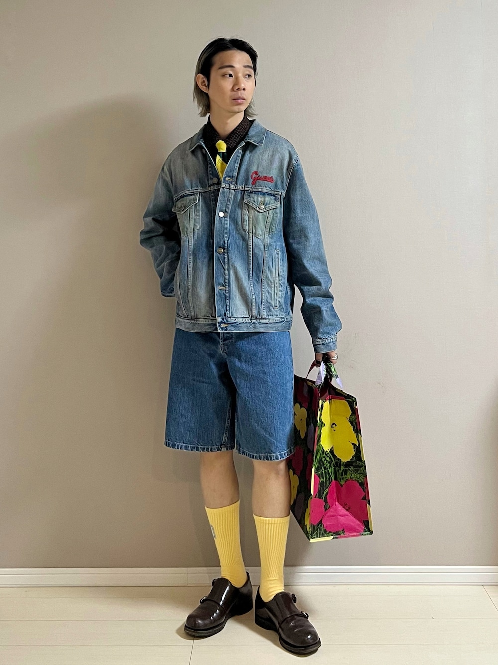 「デニムジャケット、シャツスタイル、ネクタイ、デニム、デニムパンツ、ショートパンツ、ソックス、革靴、トートバッグ、休日スタイル、GUCCI、saint laurent paris、A.P.C.」｜「GUCCIのアイテム（デニムジャケット、ブルー系）」を使った、Honeyさん（メンズ・176cm）の春コーディネートの1枚目の写真