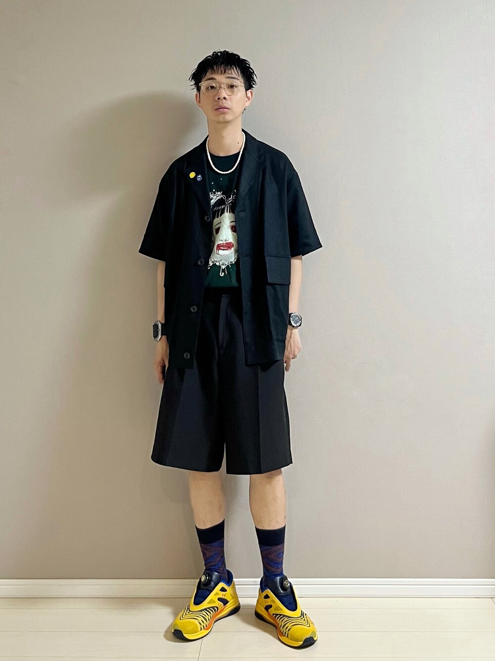 「シャツスタイル、シャツ、Tシャツ、ショートパンツ、スニーカー、夏コーデ、休日スタイル、モード、モノトーン、メガネ男子」｜「GUCCIのアイテム（スニーカー、イエロー系）」を使った、Honeyさん（メンズ・176cm）の夏コーディネートの1枚目の写真