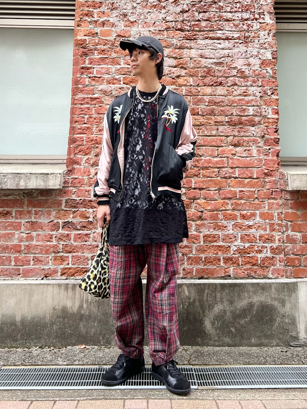 「キャップ、スカジャン、春コーデ、春アウター、レーストップス、チェックパンツ、スニーカー、春服」｜「Vivienne Westwood MANのアイテム（パンツ、レッド系）」を使った、Honeyさん（メンズ・176cm）の春コーディネートの1枚目の写真