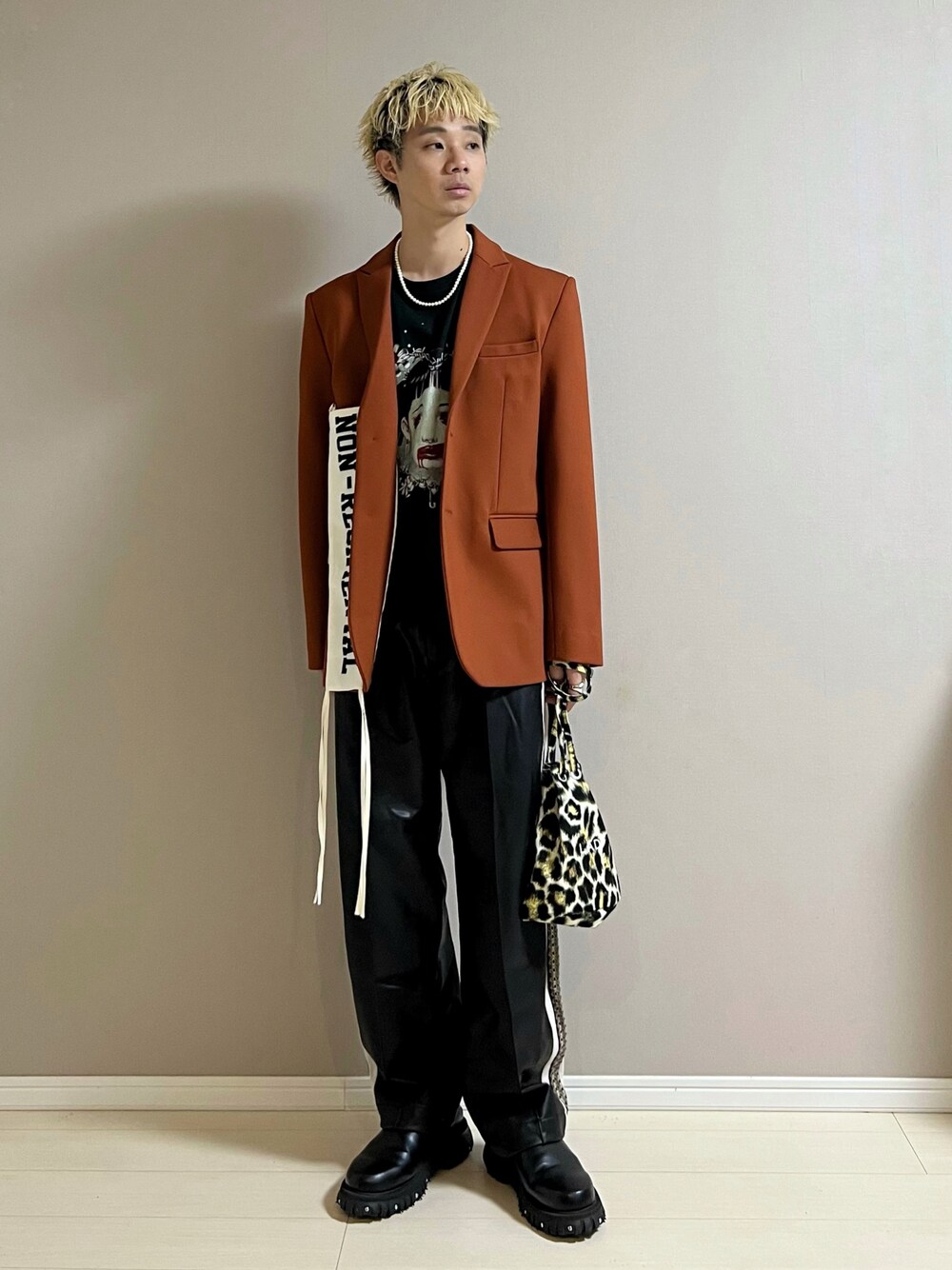 「ジャケット、Tシャツ、ラインパンツ、イージーパンツ、厚底シューズ、秋コーデ、秋のコーデ、アウター、休日スタイル、テーラードジャケット」｜「Dhruv KapoorのPATCHED BLAZER（その他アウター、オレンジ系）」を使った、Honeyさん（メンズ・176cm）の秋コーディネートの1枚目の写真