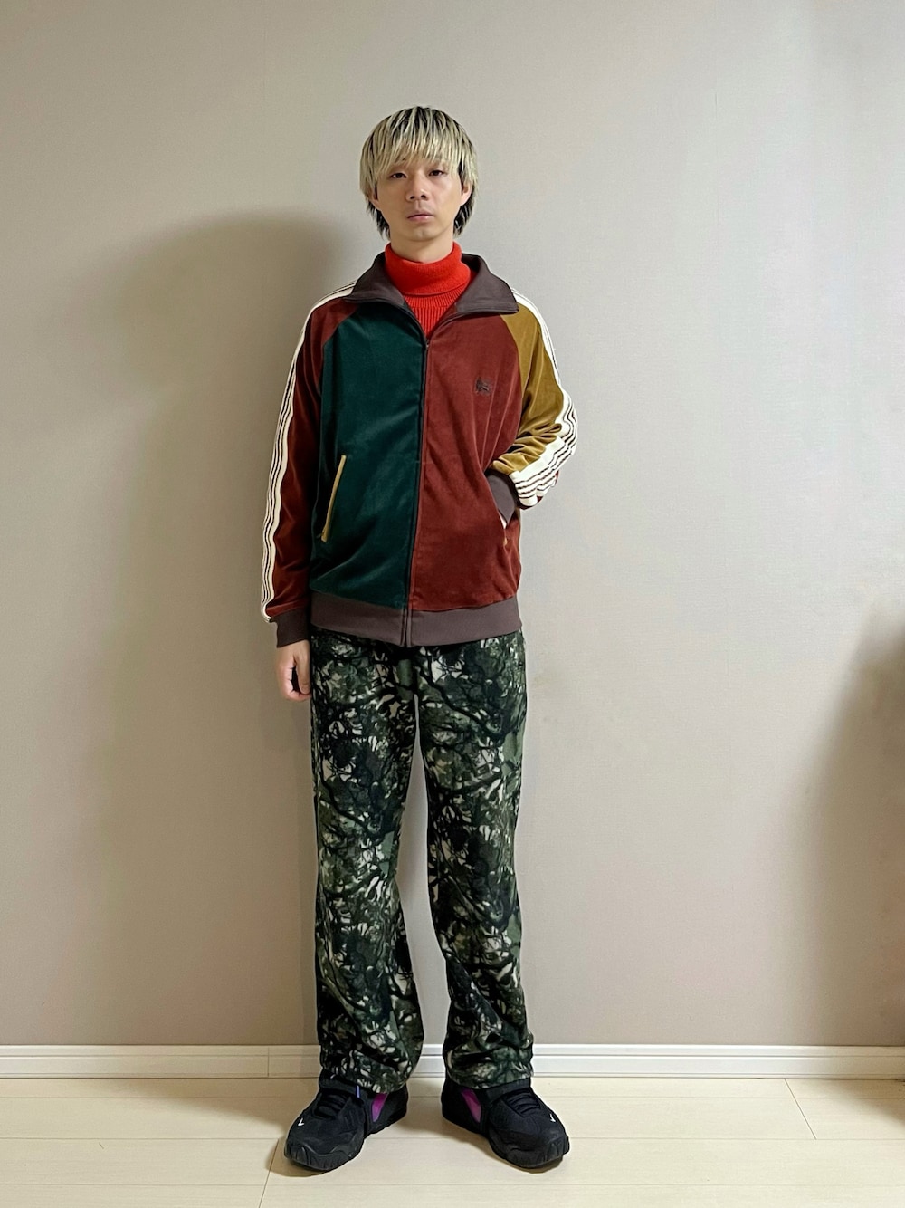 「トラックジャケット、ベロア、タートルネック、ニット、柄パンツ、フリース、スニーカー、ラフ、休日スタイル」｜「green label relaxingのアイテム（その他パンツ、グリーン系）」を使った、Honeyさん（メンズ・176cm）の冬コーディネートの1枚目の写真