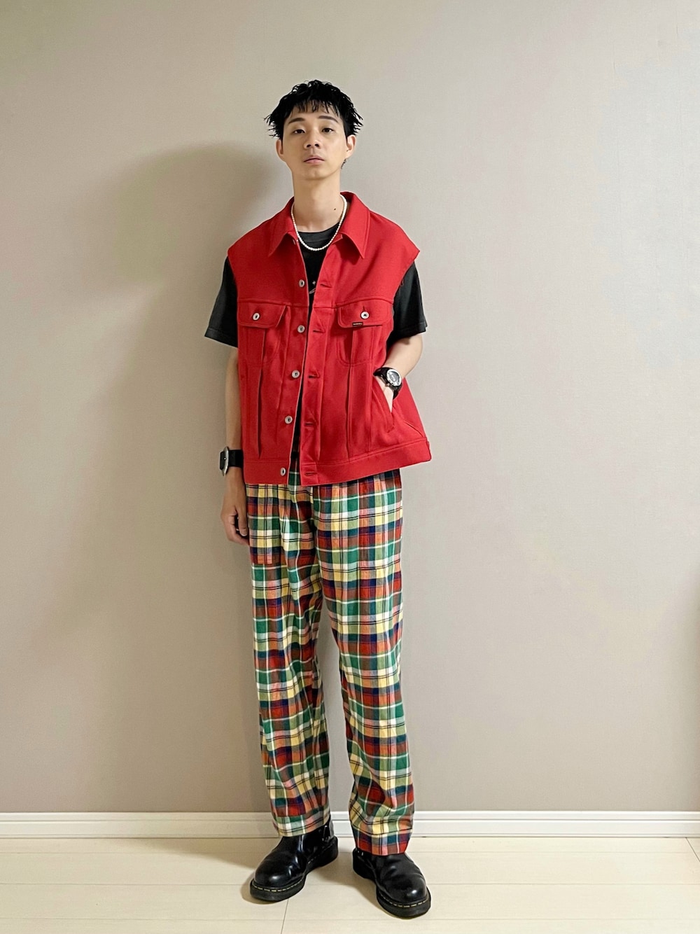 「Tシャツ、ベスト、チェックパンツ、チェック、ブーツ、夏コーデ、夏セールで買いました、ゆるコーデ、イージーパンツ、ロックコーデ、ロックT、バンドT、アツいコーデ全部見せ」｜「Dr. Martensの《Dr.Martens》WINCOX ドクターマーチン ウィンコックス（ブーツ、ブラック系）」を使った、Honeyさん（メンズ・176cm）の夏コーディネートの1枚目の写真
