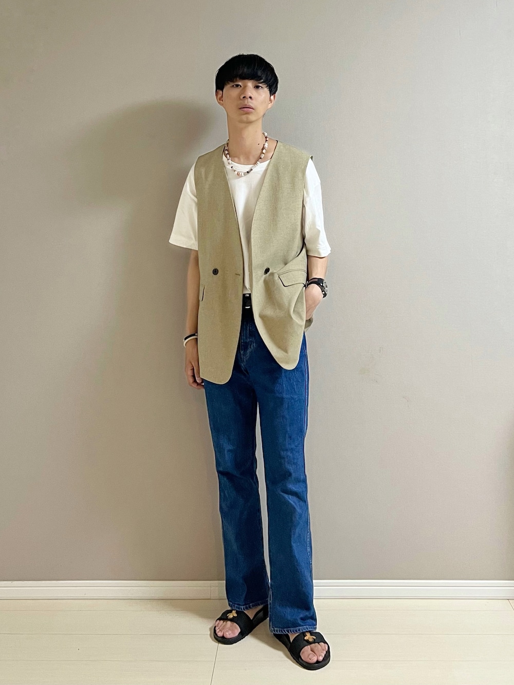 「夏コーデ、白Tシャツ、ベスト、デニム、サンダル、オトナカジュアル、きれいめカジュアル、韓国ファッション、Tシャツ、Vivienne Westwood Man、green label relaxing、GUCCI、MONKEY TIME」｜「GUCCIのサンダル（サンダル、ブラック系）」を使った、Honeyさん（メンズ・176cm）の夏コーディネートの1枚目の写真