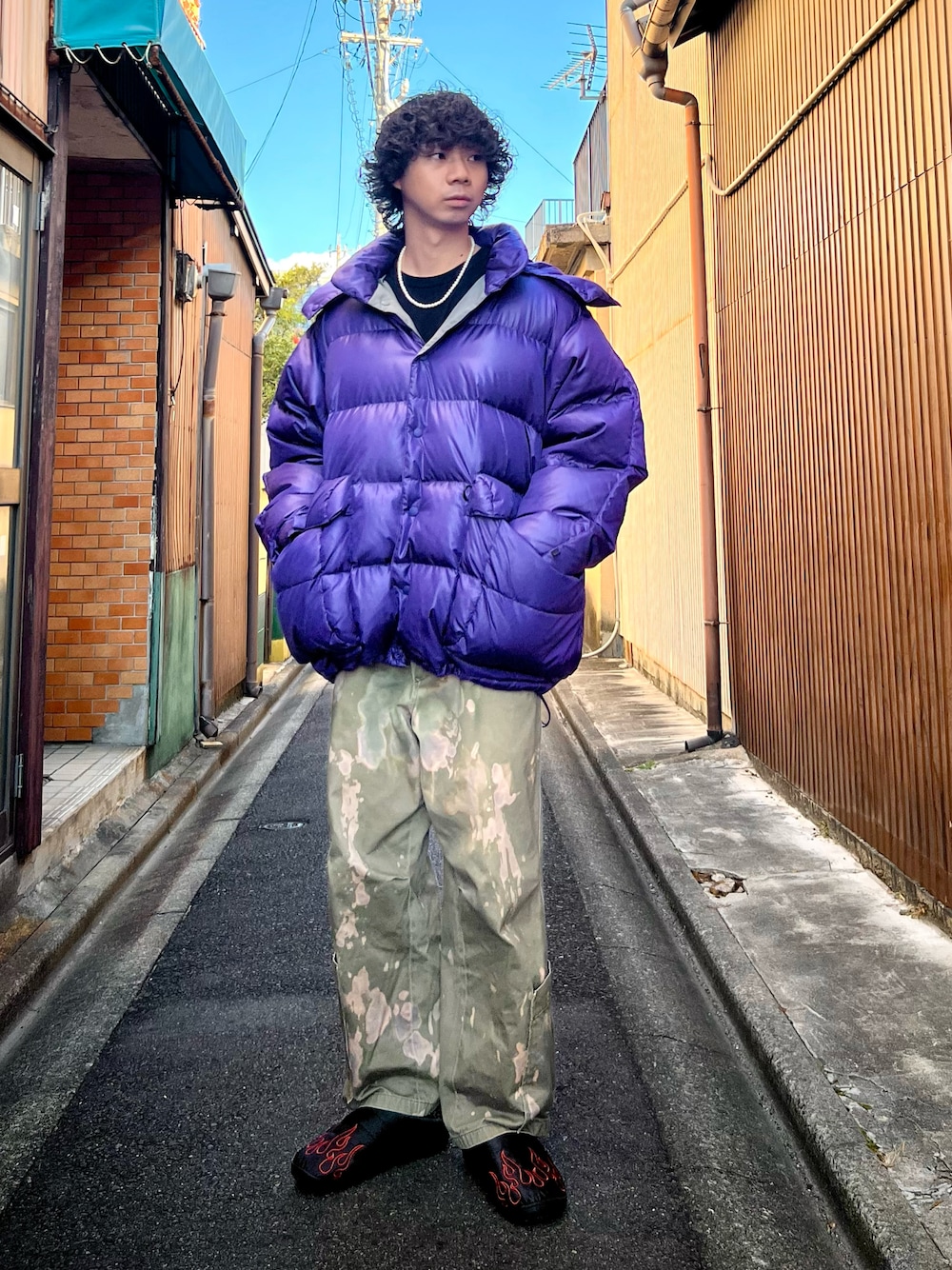 「冬コーデ、クリスマスに着たい服、シンプルコーデ、お出かけコーデ、シンプル、ダウンジャケット、休日スタイル、冬アウター、ゆるコーデ、SUBU、ワイドパンツ」｜「DAIWA PIER39のDAIWA PIER39 TECH BACK PACKER DOWN PARKA BW-21022W（ダウンジャケット/コート、パープル系）」を使った、Honeyさん（メンズ・176cm）の冬コーディネートの1枚目の写真