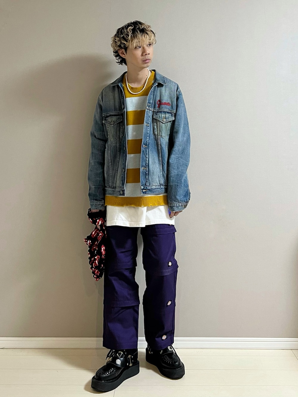 「デニム、デニムジャケット、ニット、冬を彩る色いろコーデ、アウター、ロンT、レイヤードスタイル、Dickies、GEORGE COX、厚底シューズ、ミニバッグ、グランジ、休日スタイル、ボーダー」｜「CANNABISのKIDILL  (KL597) KIDILL×Dickies（チノパンツ、パープル系）」を使った、Honeyさん（メンズ・176cm）の冬コーディネートの1枚目の写真