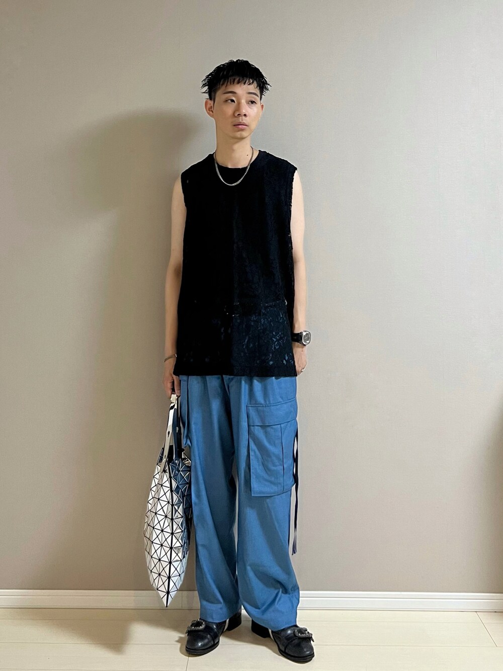 「ノースリーブ、レース、レーストップス、カーゴパンツ、カラーパンツ、ワイドパンツ、革靴、トートバッグ、夏コーデ、韓国ファッション、モード、休日スタイル」｜「GUCCIのGucci - Queercore ウイングチップシューズ - men - カーフレザー - 9.5（パンプス、ブラック系）」を使った、Honeyさん（メンズ・176cm）の夏コーディネートの1枚目の写真