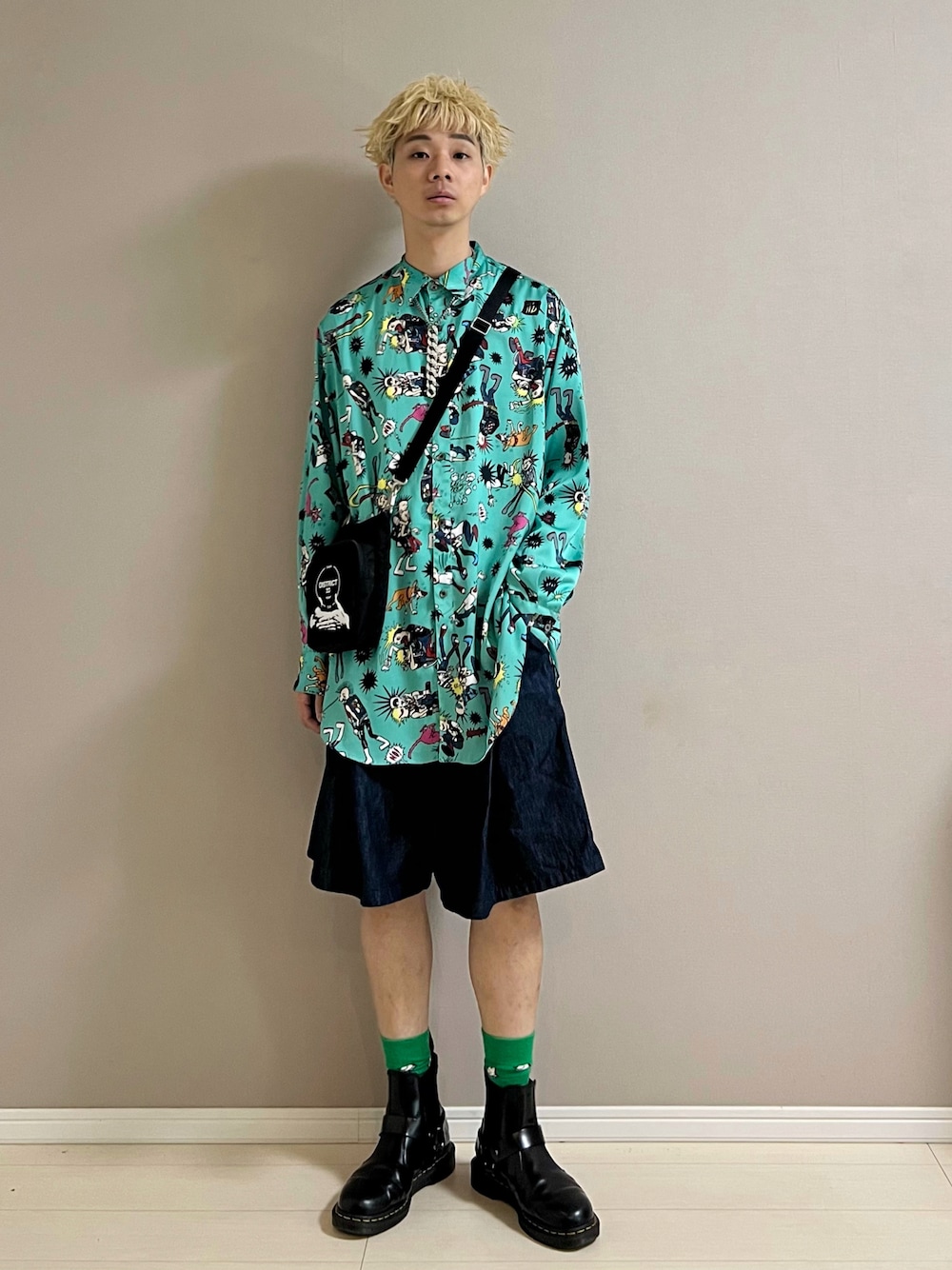 「秋服準備はじめました、シャツスタイル、シャツ、ショートパンツ、長袖、ブーツ、ミニバッグ、ゆるコーデ、秋のコーデ、休日スタイル」｜「yoshiokuboのyoshiokubo GROUNDFLOOR デニムショーツ（その他パンツ、ブルー系）」を使った、Honeyさん（メンズ・176cm）の夏コーディネートの1枚目の写真