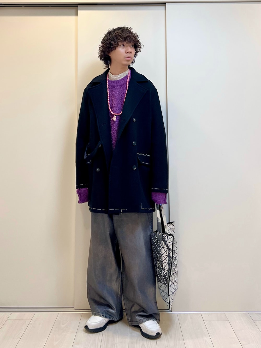「冬コーデ、マイベストコーデ2024、休日スタイル、冬服、アウター、ニット、デニム、デニムパンツ、ワイドパンツ、ローファー、トートバッグ」｜「PORTVELの＜PORTVEL＞ PEA COAT/ピーコート（ピーコート、ブラック系）」を使った、Honeyさん（メンズ・176cm）の冬コーディネートの1枚目の写真